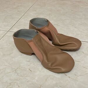 Dude, dance class, jazz shoe size 7